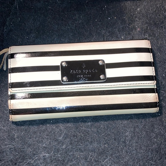 Black and white stripe Kate Spade trifold wallet - Picture 1 of 8